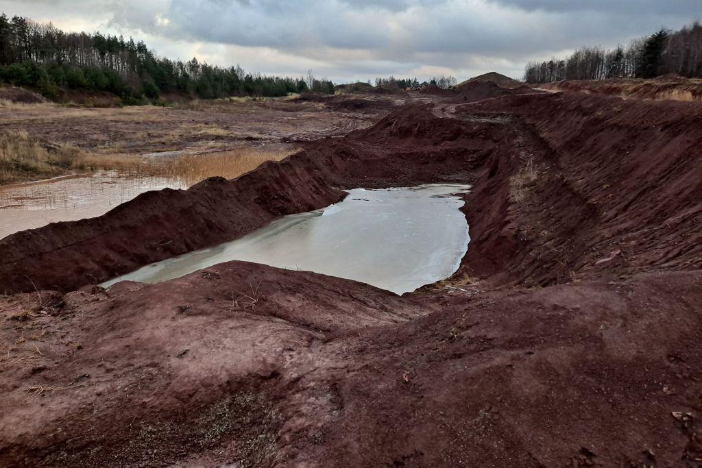 CZERWONE IŁY TRIASOWE NA TLE KRAJOWYCH SUROWCÓW ILASTYCH CERAMIKI BUDOWLANEJ